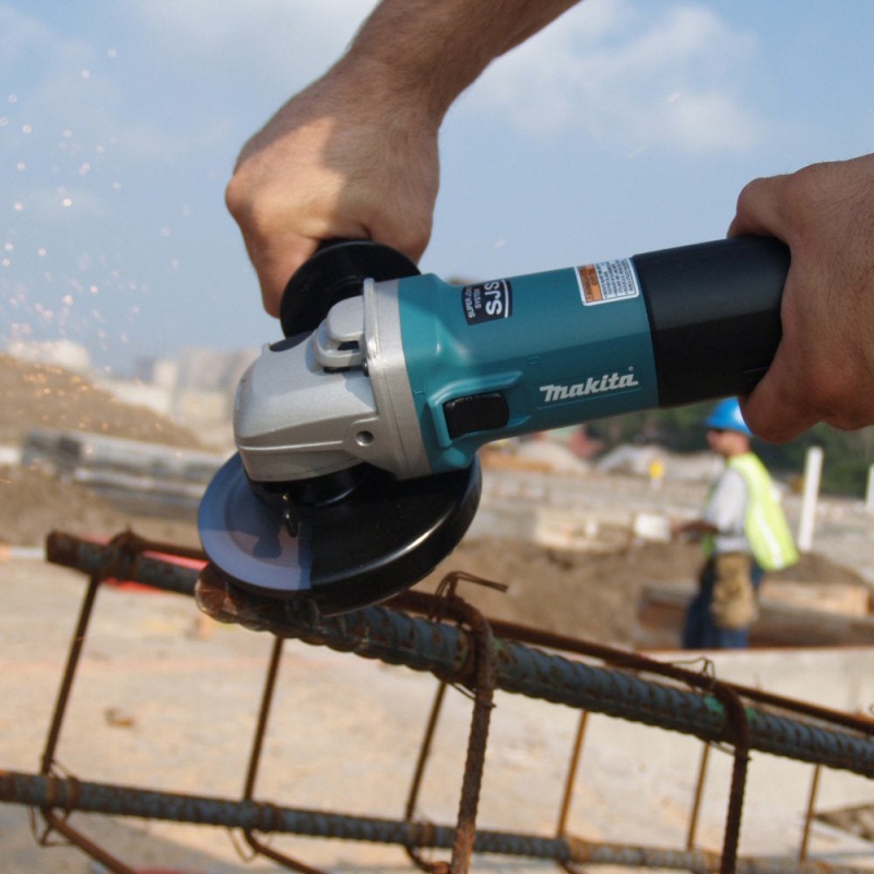 Makita 9565CV 5-Inch Variable Speed Angle Grinder - Image 2