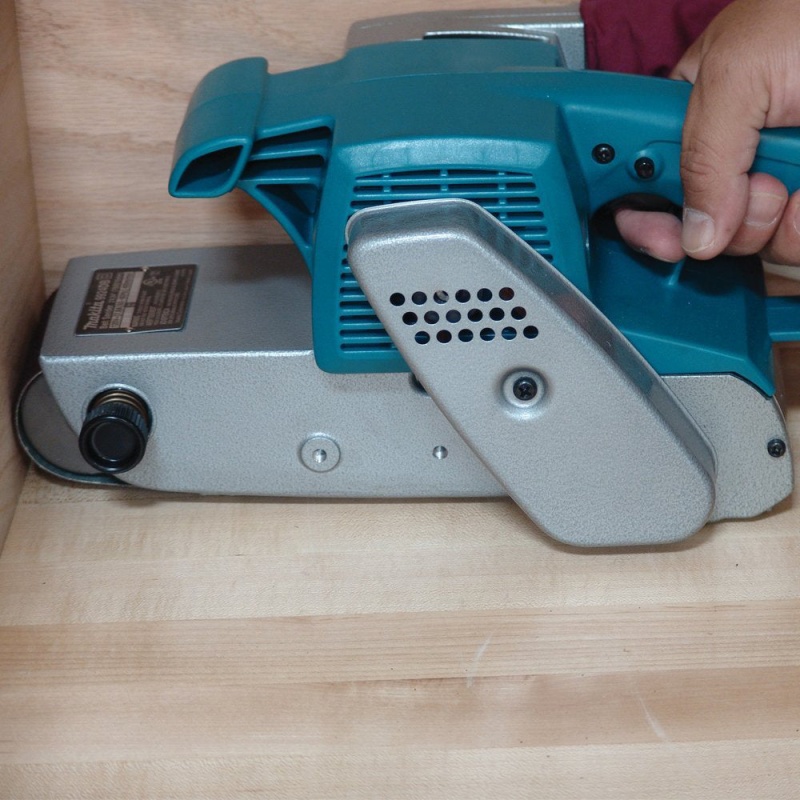 Makita 9924DB 3'' x 24'' 7.8 Amp Belt Sander with Cloth Dust Bag - Image 4