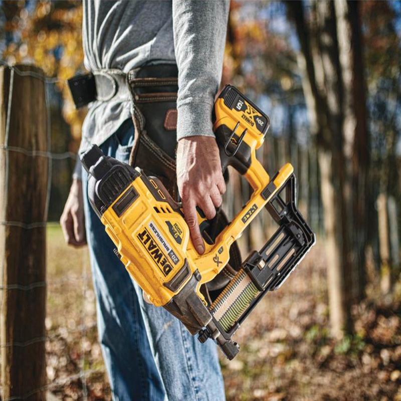 DeWALT DCFS950B 20V MAX XR 9 GA Cordless Fencing Stapler - Bare Tool - Image 4