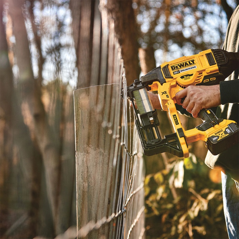 DeWALT DCFS950P2 20V MAX XR 9 GA Brushless Cordless Fencing Stapler Kit - Image 4