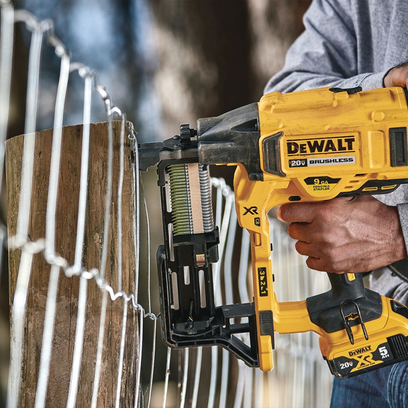 DeWALT DCFS950P2 20V MAX XR 9 GA Brushless Cordless Fencing Stapler Kit - Image 5