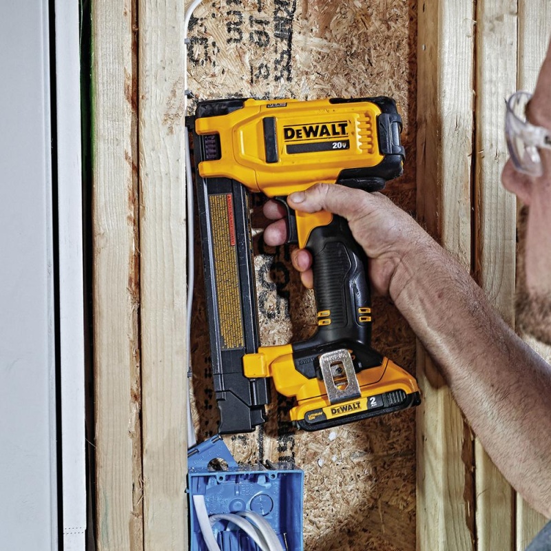 DeWALT DCN701D1 20V 1 Inch Cordless Electrician Wire Stapler Kit - Image 4