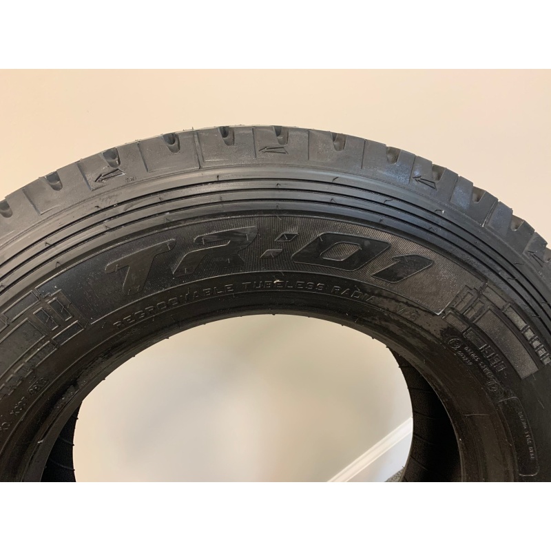 Tire 245/70R19.5 Pirelli TR01 Drive Closed Shoulder 14 Ply - Image 3