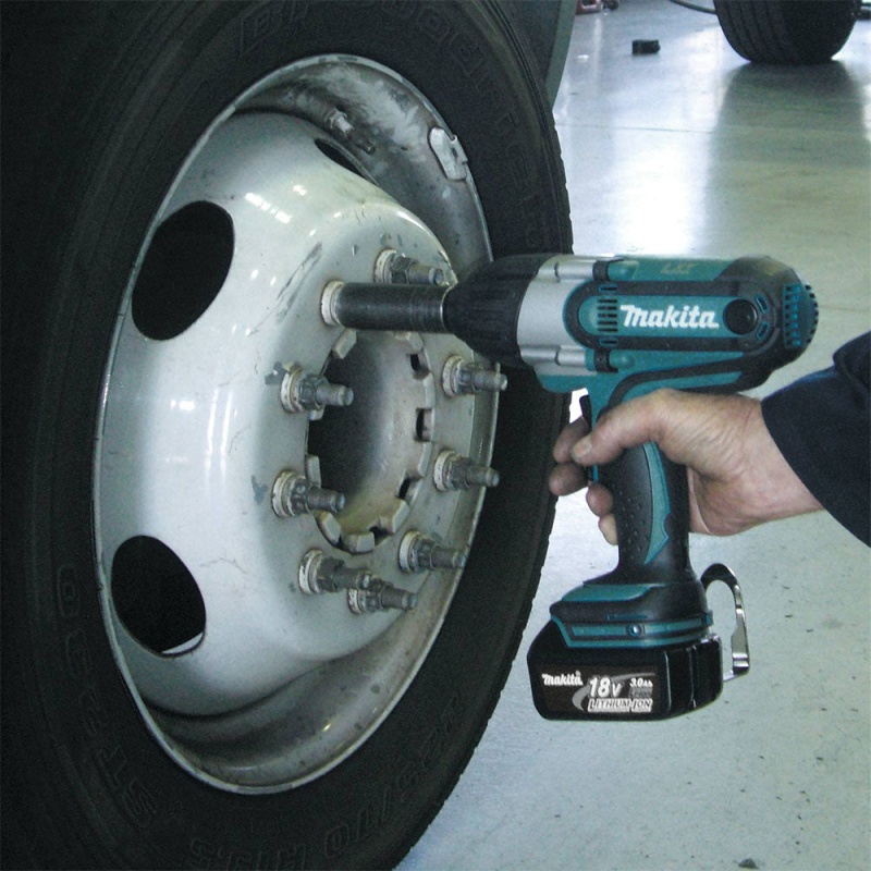 Makita XWT04S1 18V LXT Li-Ion 1/2" Sq. Drive Cordless Impact Wrench Kit - Image 4