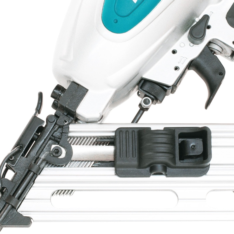 Makita AF635 15ga 2-1/2-Inch Powerful Pneumatic Lock-Out Angled Finish Nailer - Image 8