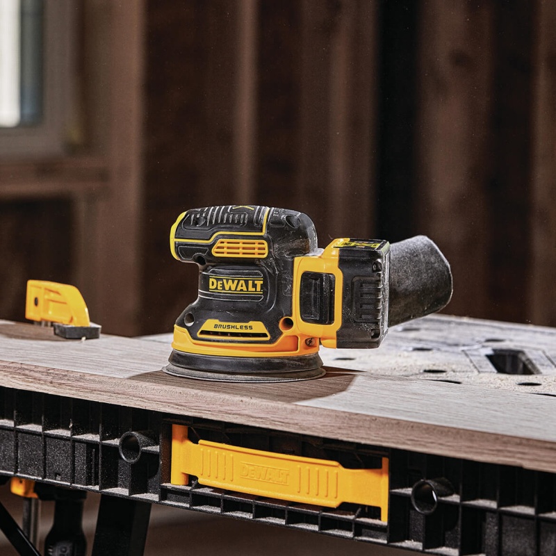 DeWALT DCW210D1 20V 5-Inch 2.0Ah Brushless Random Orbital Sander Kit - Image 4