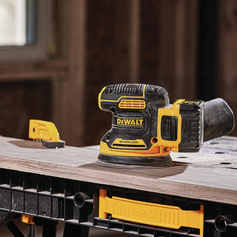 DeWALT DCW210P1 20V 5-Inch 5.0Ah Brushless Random Orbital Sander Kit - Image 4