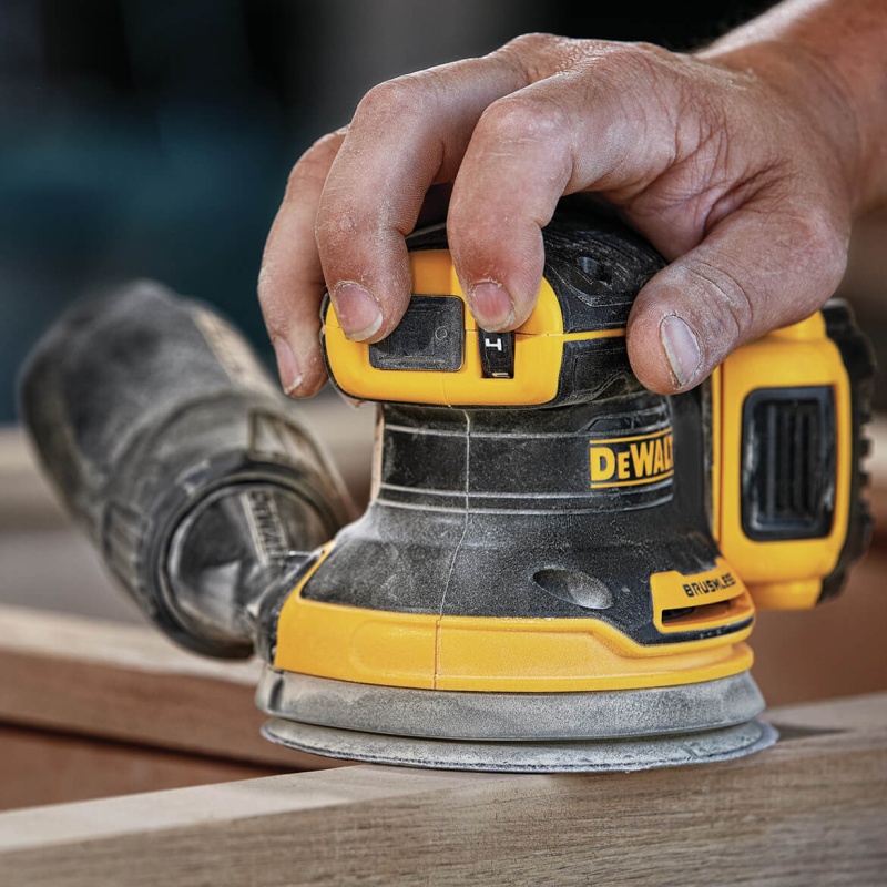 DeWALT DCW210P1 20V 5-Inch 5.0Ah Brushless Random Orbital Sander Kit - Image 5