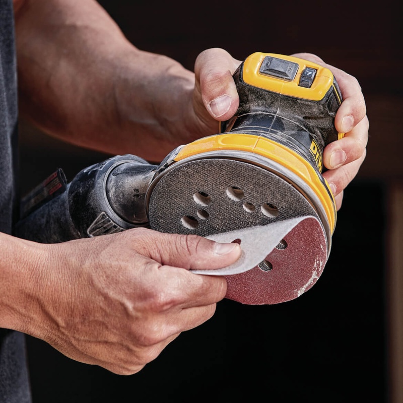 DeWALT DCW210P1 20V 5-Inch 5.0Ah Brushless Random Orbital Sander Kit - Image 8